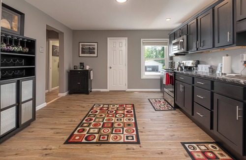 Marion House | Tower Square Arts District- walk to Food & ET!