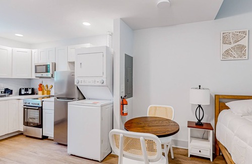 The Pines House | Town of Rehoboth Beach - Airy, walkable suite near the beach & boardwalk