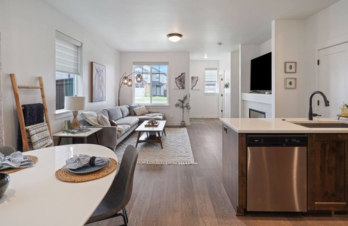 Mountain View House | Townhome Less than a mile away from hospital. 3 Bed + 2.5 bath and office loft.