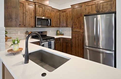 Mountain View House | Townhome Less than a mile away from hospital. 3 Bed + 2.5 bath and office loft.