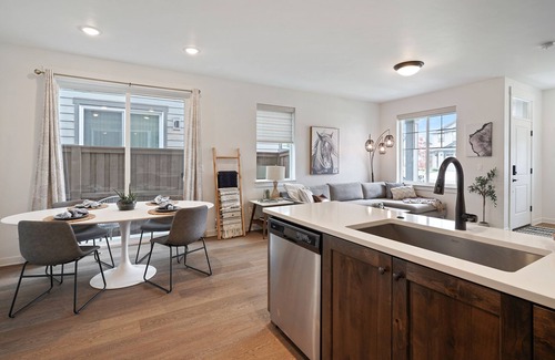Mountain View House | Townhome Less than a mile away from hospital. 3 Bed + 2.5 bath and office loft.