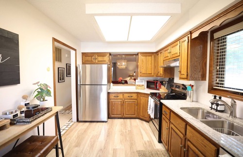 Bella Vista House | Townhouse on Back 40 Trail, Razorback Greenway, & Golf Course /Near Bentonville