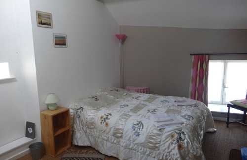 Eymoutiers Bed & Breakfast | Townhouse St Jacques - Loft room with ensuite, central location, free parking