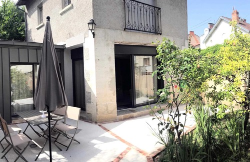 Perigueux House | Townhouse with garden in historic district
