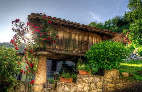 San Juan de Parres House | Traditional Asturian village house in tranquil location