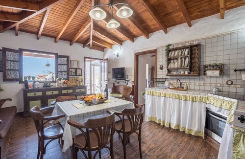 Tamaimo House | Traditional Canarian Holiday Home "María" with Wi-Fi, Terrace and Mountain View