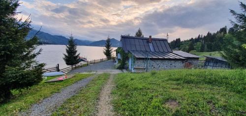 Colibita House | Traditional Casa Pescarului langa lac cu ponton