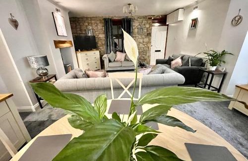Llantarnam House | Traditional cosy PET FRIENDLY cottage by the canal with Cymru Holidays