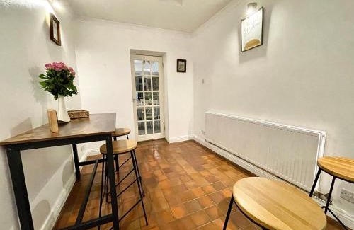 Llantarnam House | Traditional cosy PET FRIENDLY cottage by the canal with Cymru Holidays