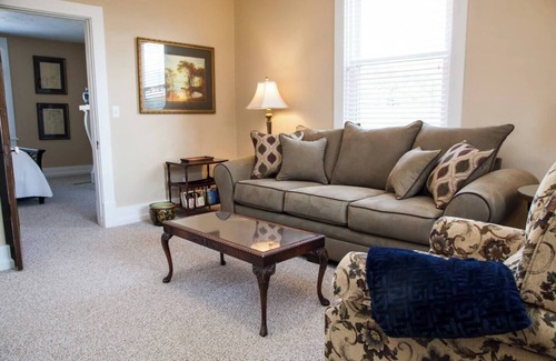 Forest Hills Apartment | Traditional decor, 2nd fl, near Oakland,DT,Monroeville,convenient to US OPEN