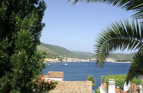 Vis Cottage | Traditional House With two Apartments