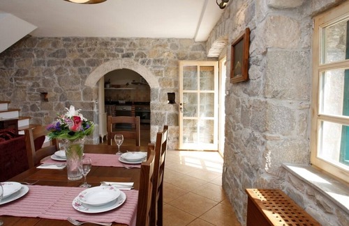 Medici Villa | Traditional stone cottage family friendly