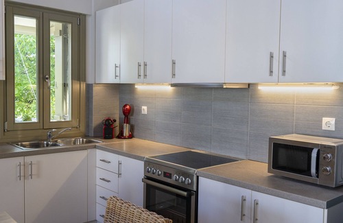 Ano Lechonia House | Traditional villa in a complex beside the sea.