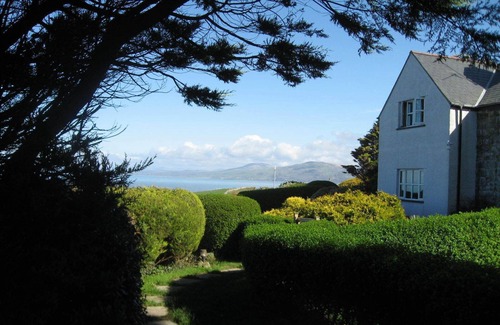 Llwyngwril Cottage | Traditional welsh cottage with Stunning Sea And Mountain Views