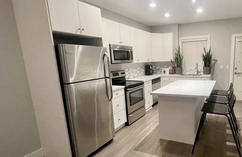 Wilden House | Trails - Wineries - Close to Downtown - Golf - Mountain and Valley Views - YLW