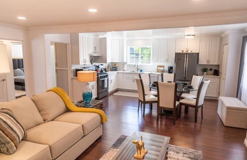 Burbank House | TRANQUIL 2-BEDROOM HOME IN BEAUTIFUL QUIET BURBANK NEIGHBORHOOD (P24)