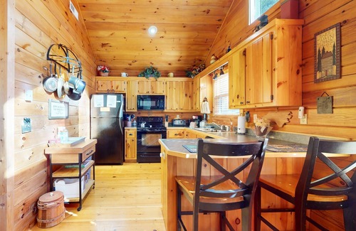 Murphy Cabin | Tranquil 2BR Cabin Retreat with Wifi, Full Kitchen and Pet Friendly