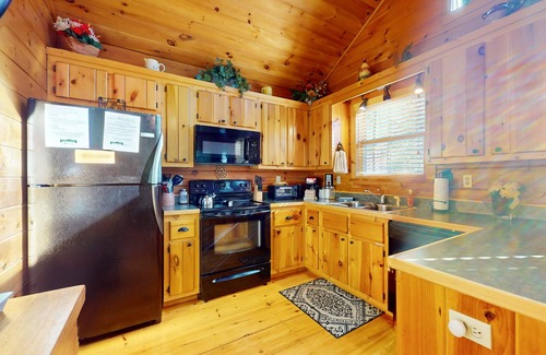 Murphy Cabin | Tranquil 2BR Cabin Retreat with Wifi, Full Kitchen and Pet Friendly
