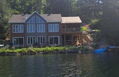 Val-des-Monts Villa | Tranquil Bay on Crystal Clear Lac McGlashan
