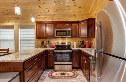 Pigeon Forge Cabin | Tranquil & Easy roads! Hot-tub, Arcade, EV Charger