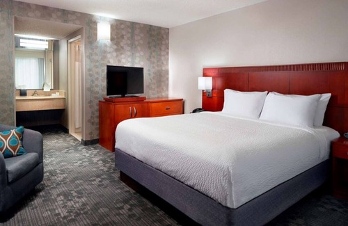 Home Park Hotel | Tranquil Escape in Atlanta! 2 Spacious Units, Pets Allowed, Seasonal Pool!