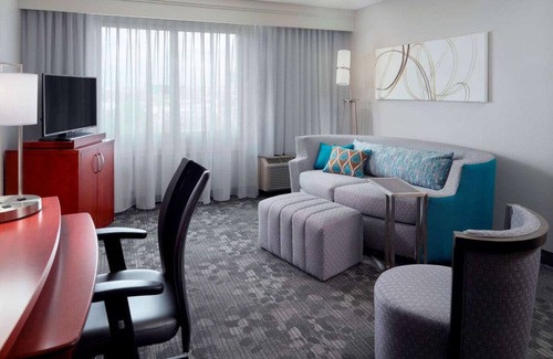Home Park Hotel | Tranquil Escape in Atlanta! 2 Spacious Units, Pets Allowed, Seasonal Pool!