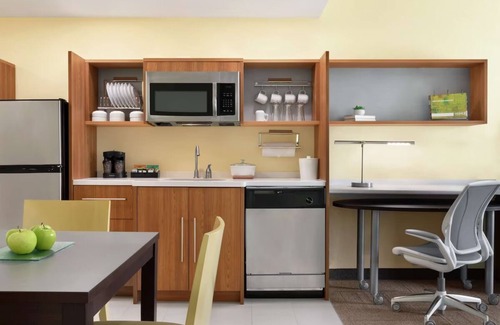 Pooler Hotel | Tranquil Escape! Kitchen, Outdoor Pool, Free Breakfast and Parking, Pets Allowed