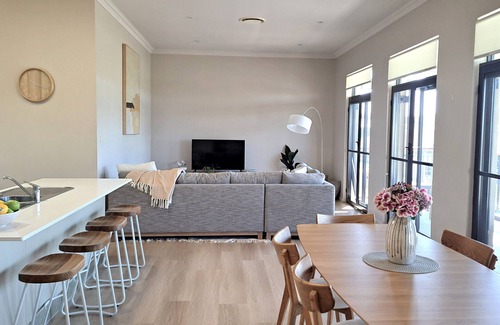 Hillvue House | Tranquil Escape with Mountain & Golf Course Views