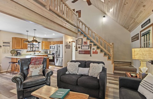 Pinetop Cabin | Tranquil Getaway in Pinetop w/Fire Pit, Deck & Grill, Pet-Friendly & Near Golf!