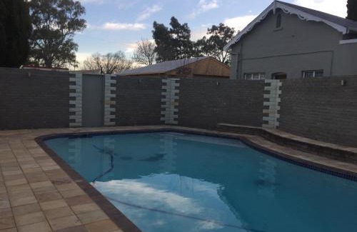 Komani Bed & Breakfast | Tranquil House B&B @ 1 College Ave