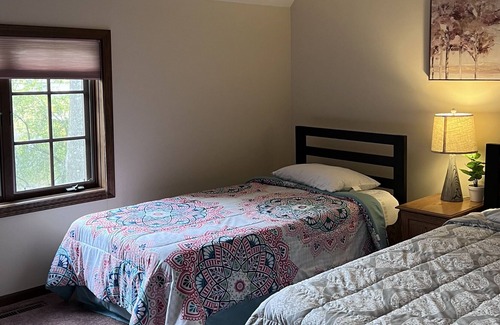Canadian Lakes Cottage | Tranquil lake front cottage with spa tub-2 minutes to Royal restaurant and pool