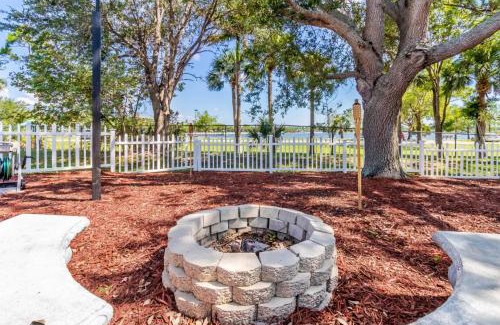 East Naples House | Tranquil Lakeside Haven