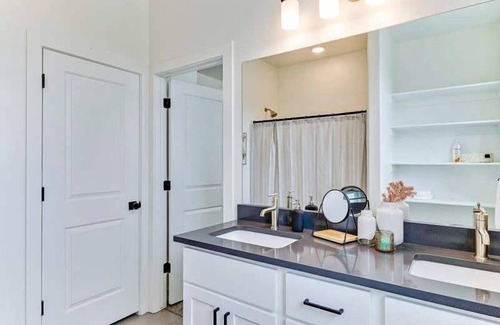 American Fork House | Tranquil Locale, Double Garage, King Bed