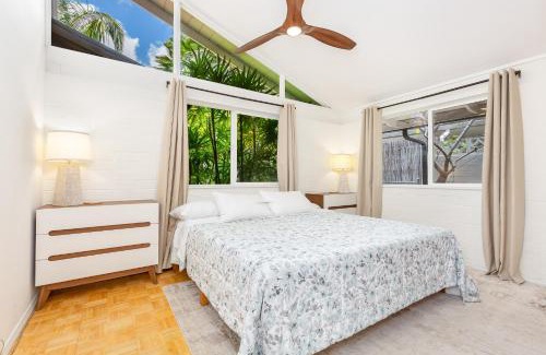 Portlock House | Tranquil Marina Front Pool House Resort