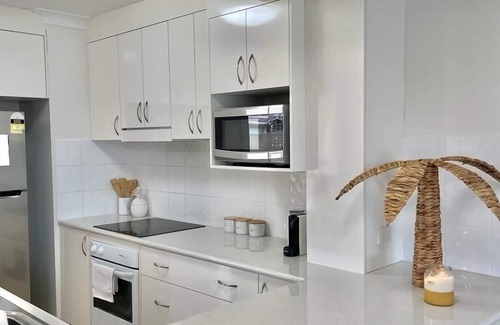 Elanora House | Tranquil Oasis on Pine Lake