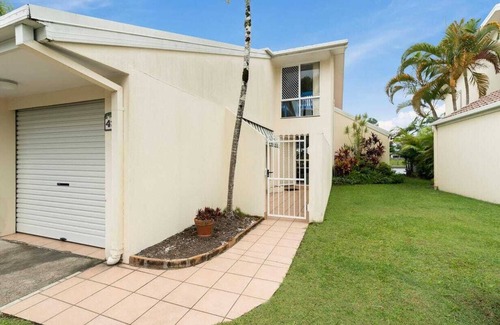 Elanora House | Tranquil Oasis on Pine Lake