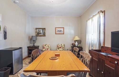 Fellowship House | Tranquil Quiet Farm Horse Country Home Allow Pets