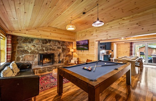 Gatlinburg Cabin | Tranquil Retreat: Hot Tub, Firplace, Stream, Sprawling Acreage, Min from Parkway