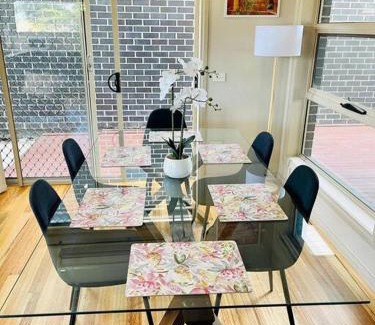 Glenroy House | Tranquil Retreat near to Airport