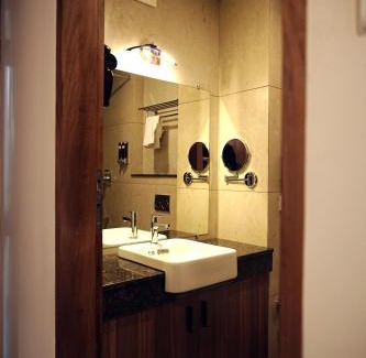 Ettumanoor Resort | Tranquil Riverview Inn