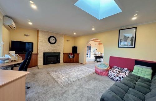 Howrah House | Tranquil Sunlit Retreat close to CBD and Airport