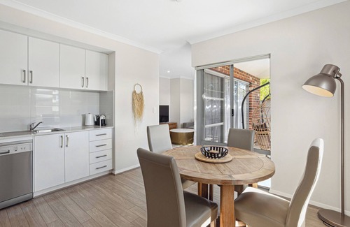 Bassendean Condo | Tranquil Tree View with Free Parking