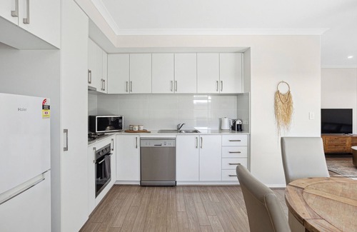 Bassendean Condo | Tranquil Tree View with Free Parking