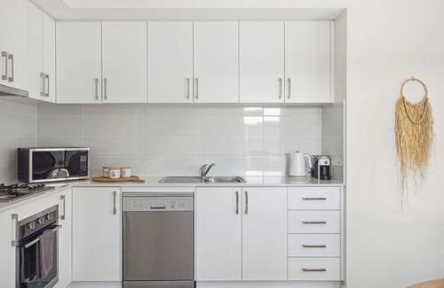 Bassendean Condo | Tranquil Tree View with Free Parking