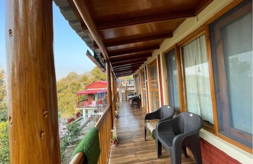 Kaul Apartment | Tranquil View Cottage - Private Room with Balcony