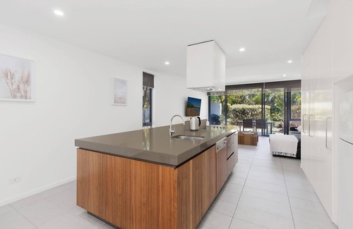 Magenta Shores House | Tranquil Villa close to beach