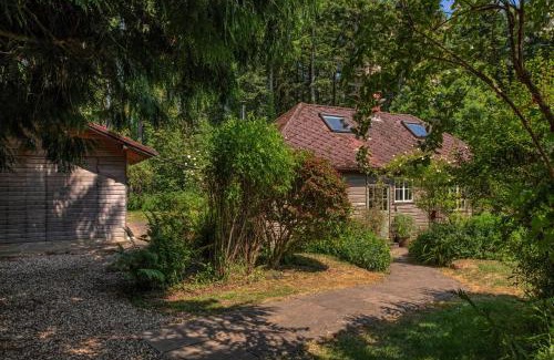 Wraxall House | Tranquil Woodland Cottage, 10-Min Drive to Clifton