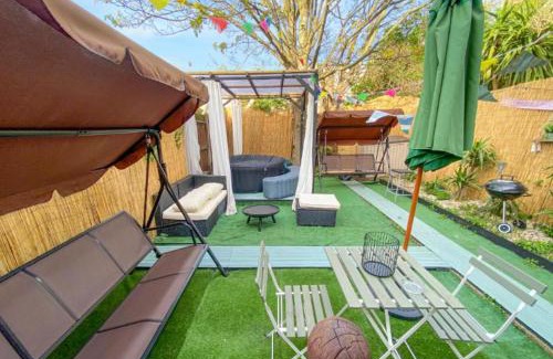 Coldharbour Apartment | TranquilHaus! 3BR Retreat with Spa Saunas, Hot Tub & Garden Cinema