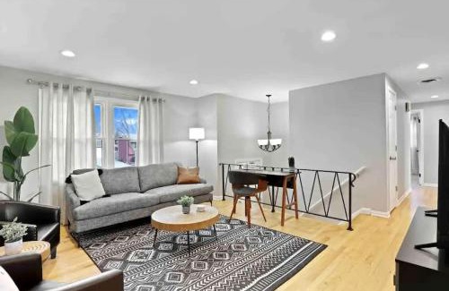Wasco House | Tranquility 4BR Schaumburg