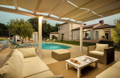 Jursici Villa | Trauhaus. Villa mit privatem Pool, Sauna und 9,000qm großem, privatem Grundstück